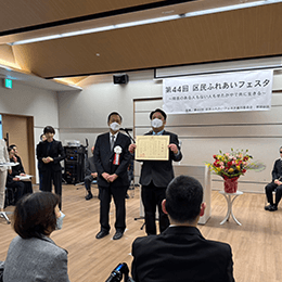 講演会に登壇する様子