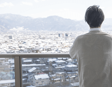 外を眺めている男性